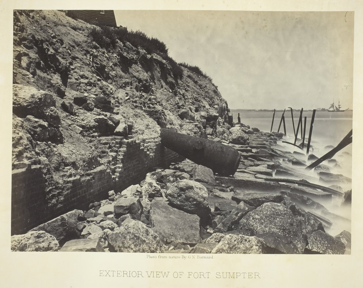Vista exterior do Forte Sumpter, 1866. de George N. Barnard