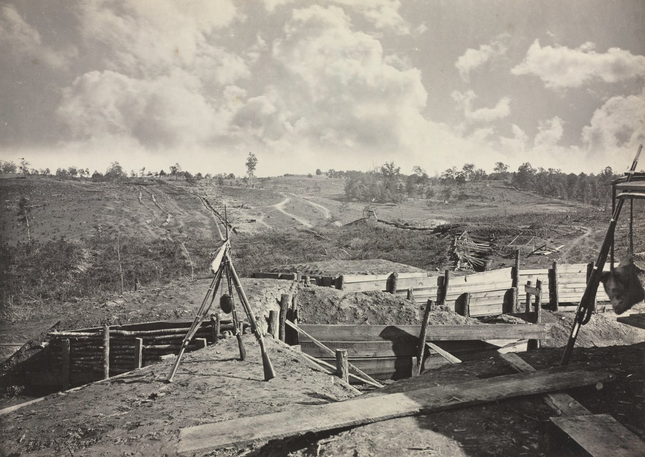 Rebel Works na frente de Atlanta, Georgia, No. 5, 1865-1866. de George N. Barnard