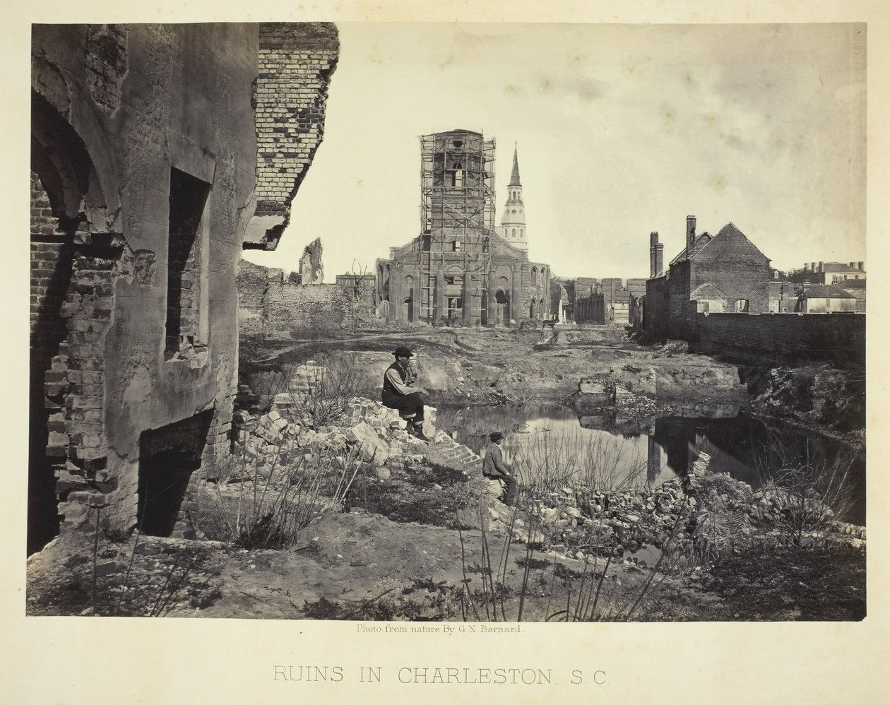 Ruínas em Charleston, SC, 186566. de George N. Barnard