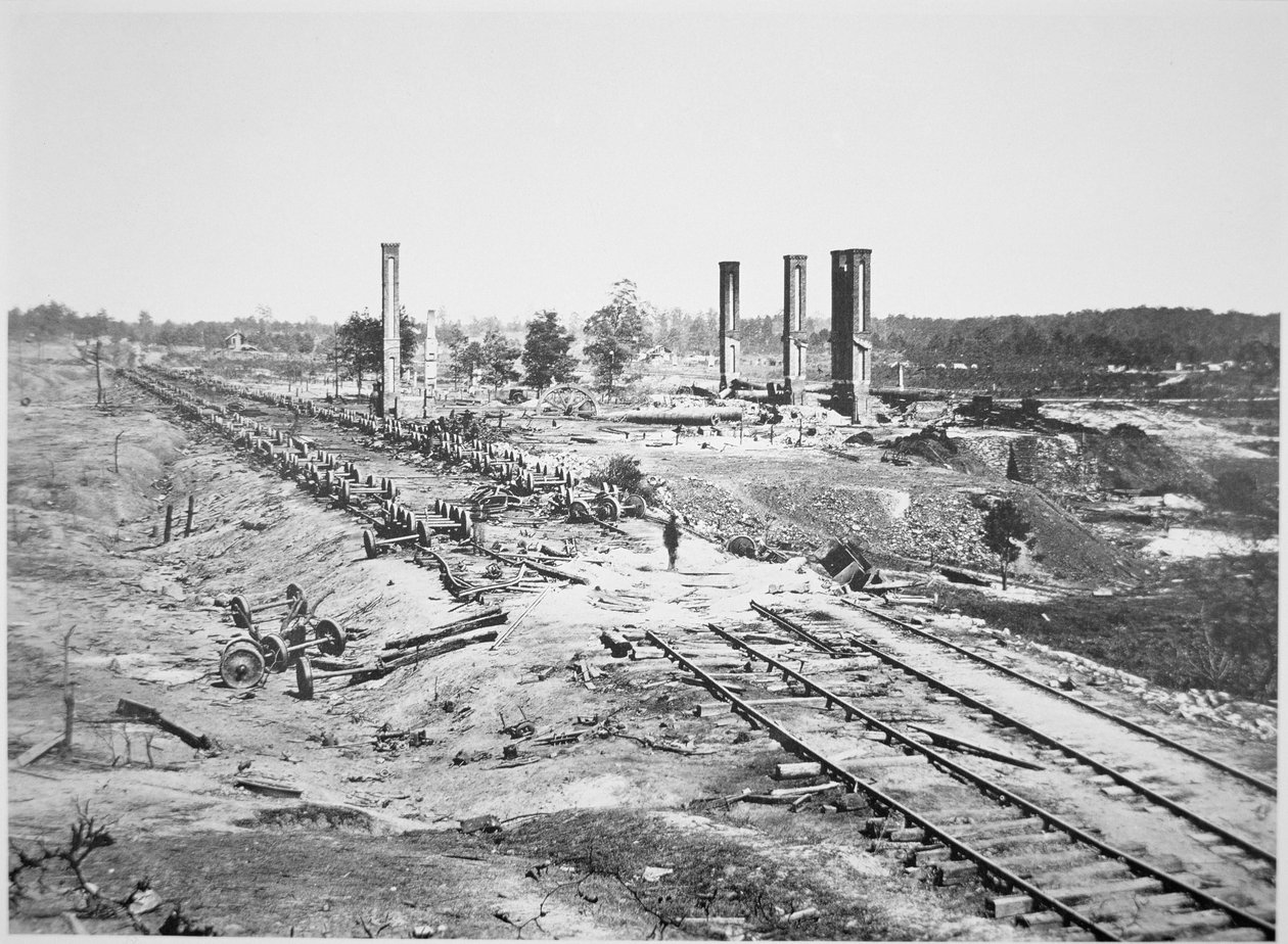Ruínas do trem de munição de 28 vagões da Hood e do Scofield Rolling Mill, perto de Atlanta, Geórgia, setembro de 1864 (foto a p/b) de George N. Barnard