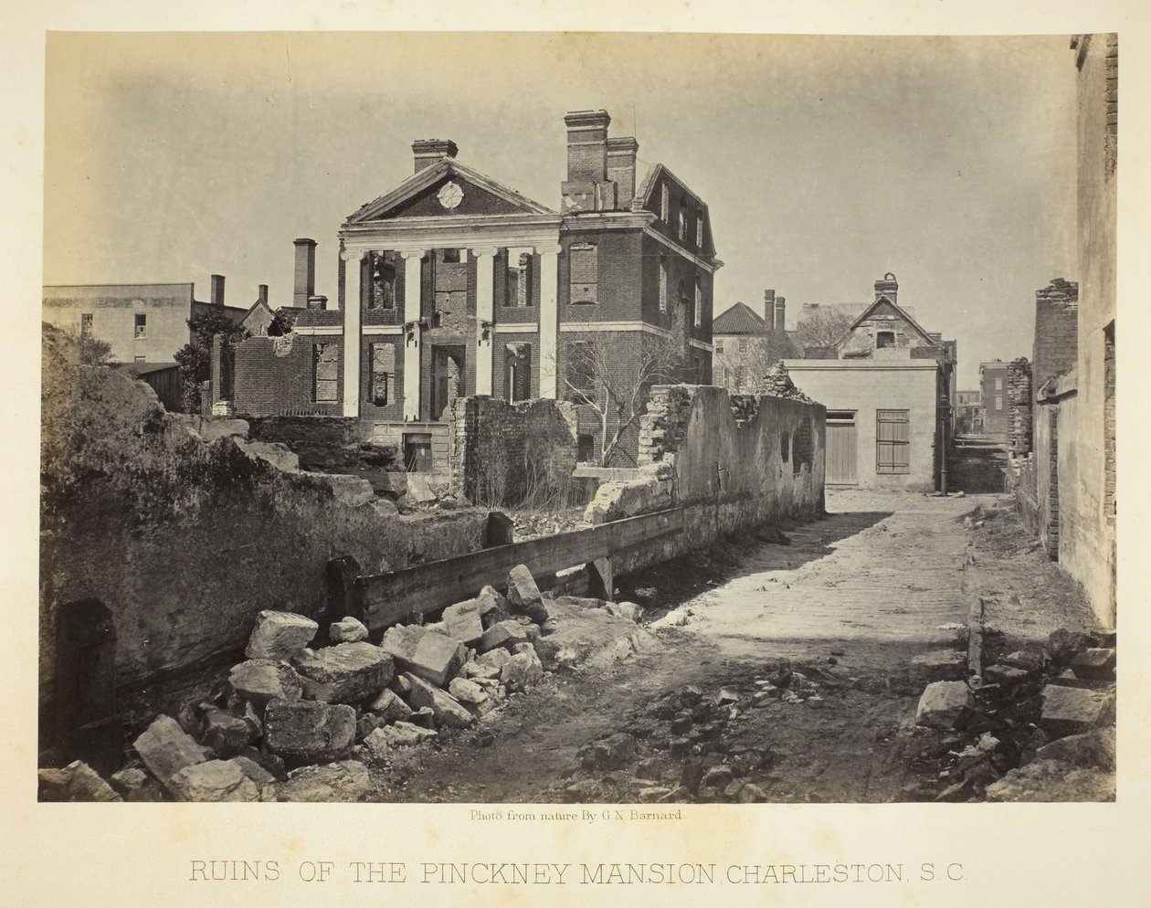 Ruínas da Mansão Pinckney, Charleston, Carolina do Sul de George N. Barnard