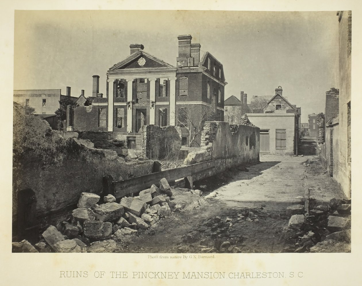 Ruínas da Mansão Pinckney, Charleston, SC, 1865. de George N. Barnard