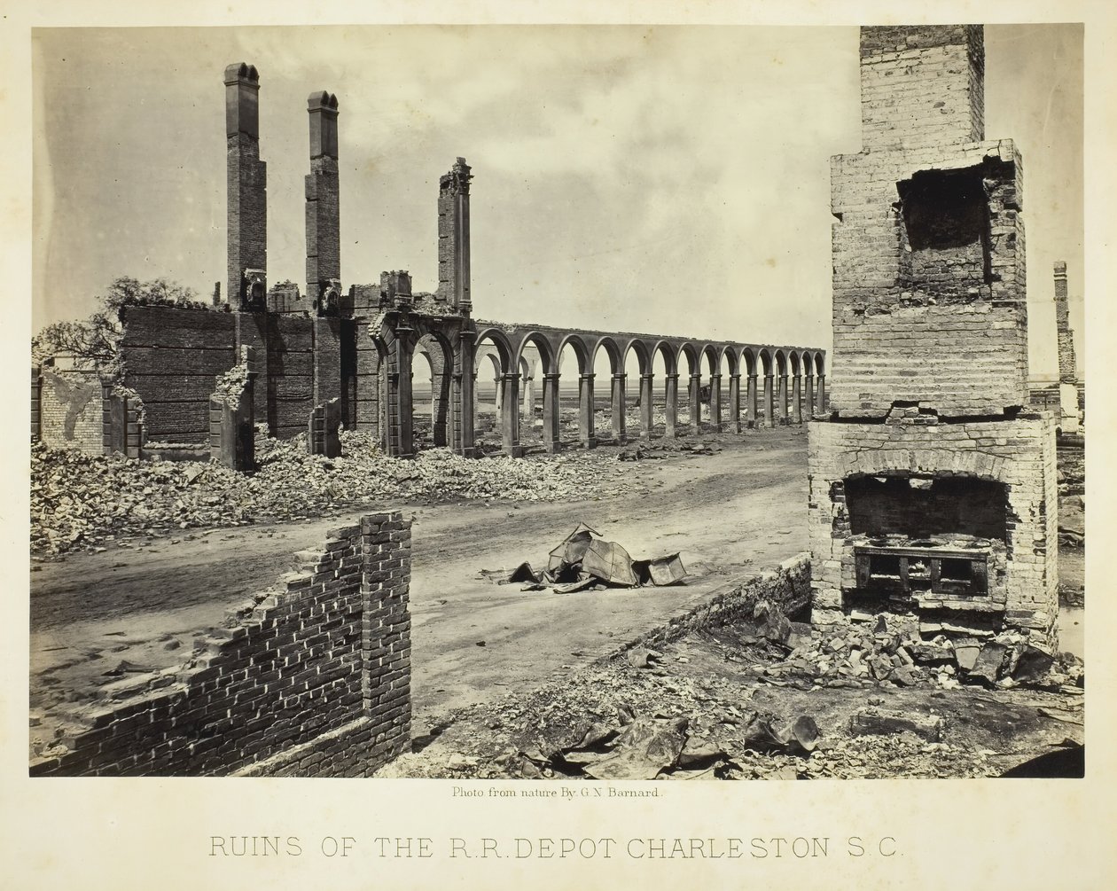 Ruínas do R.R. Depot Charleston, S.C., 1865. de George N. Barnard