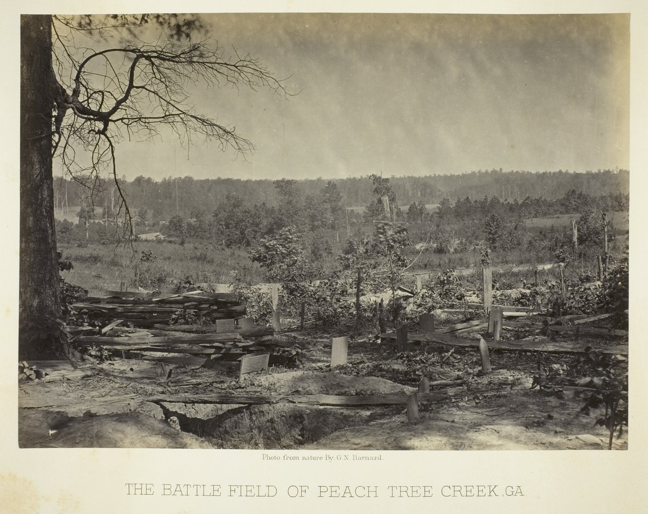 O campo de batalha de Peach Tree Creek, Geórgia. de George N. Barnard