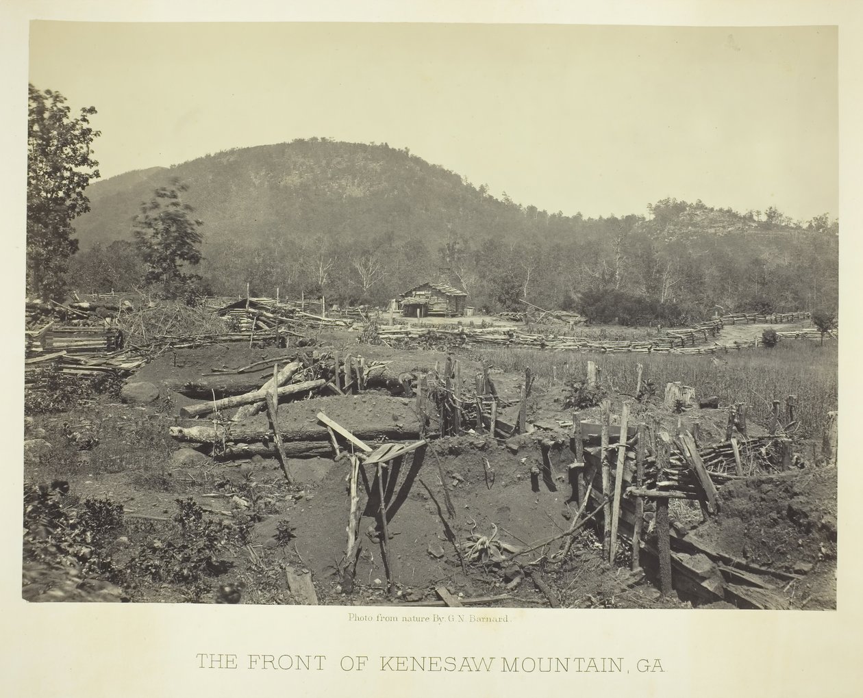 A frente da montanha Kenesaw, GA, 1866. de George N. Barnard