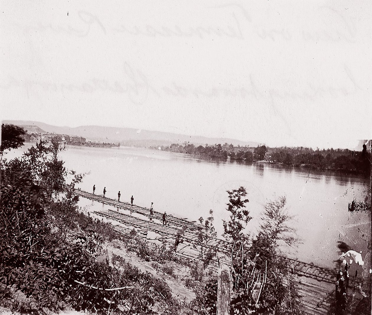Vista no Rio Tennessee olhando para Chattanooga, ca. 1864. de George N. Barnard