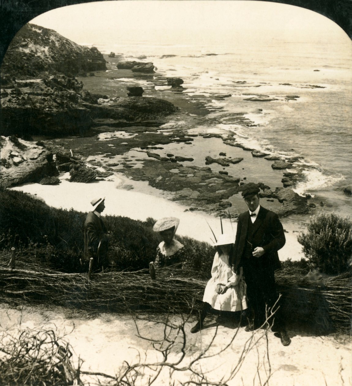 Maré baixa na praia traseira, Sorrento, Victoria, Austrália, c1909. de George Rose