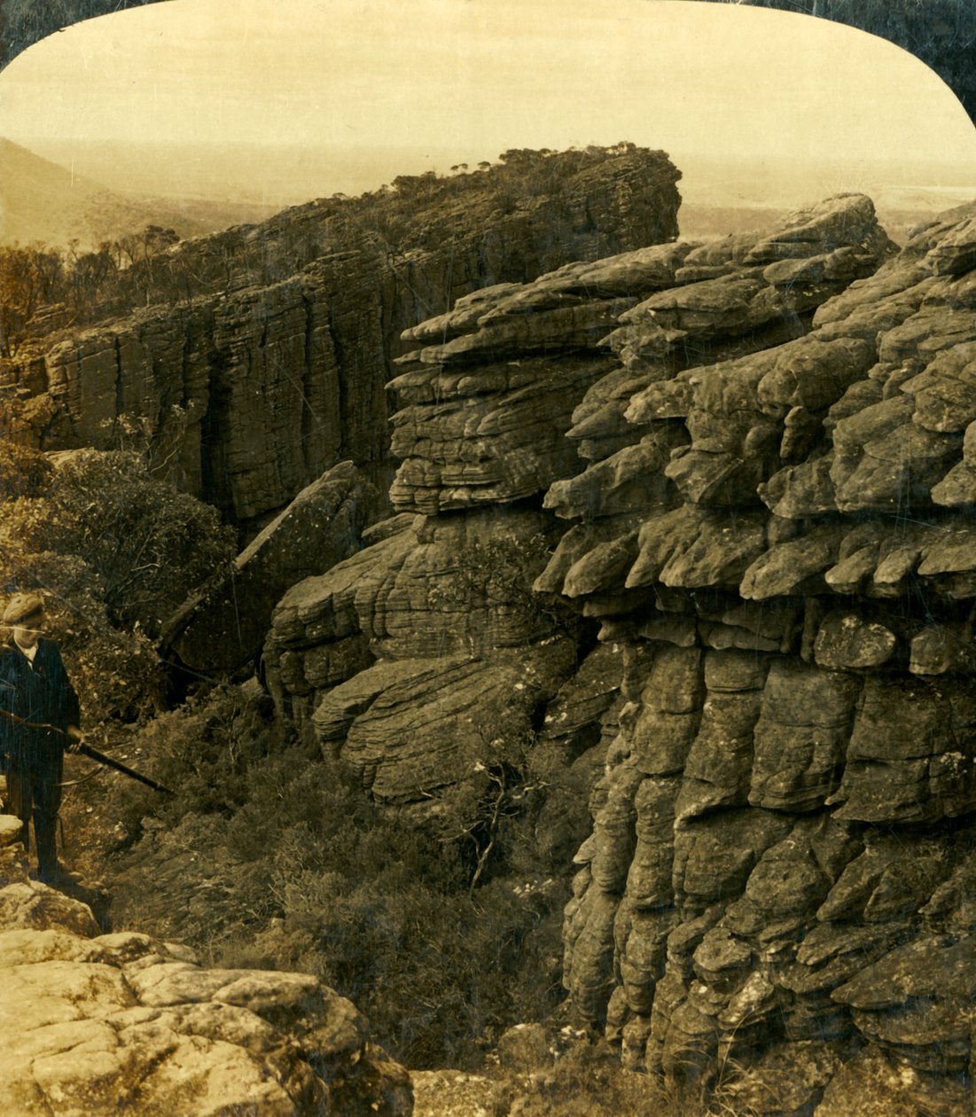 The Edge of Wonderland, Grampians, Victoria, Austrália ..., 1908. de George Rose