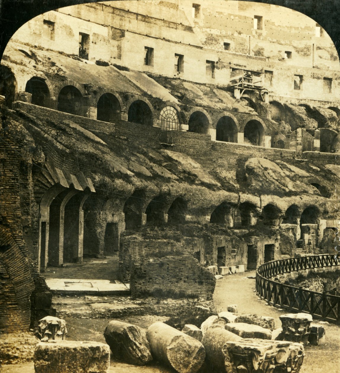 O interior do Coliseu, Roma, Itália, c1909. de George Rose