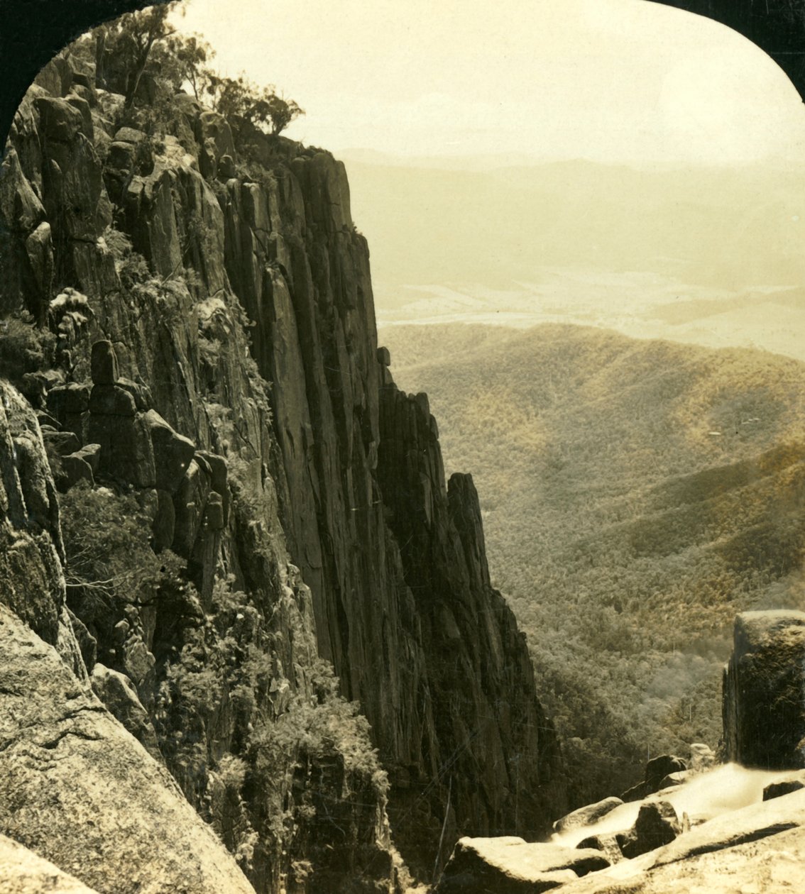 O lado norte do desfiladeiro, Buffalo Ranges, Victoria, Austrália, c1909. de George Rose