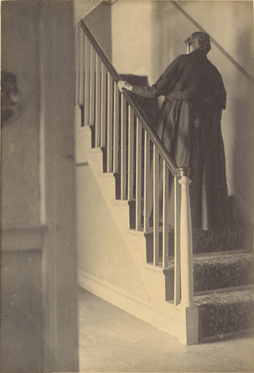 [Mulher a subir a escadaria]. de George W. Hewitt