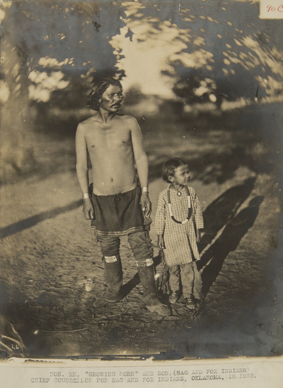 Hon. Mr. Growing Horn e filho (índio Sac e Fox) Conselheiro-chefe dos índios Sac e Fox, Oklahoma, em 1873 (foto) de George W. Ingalls