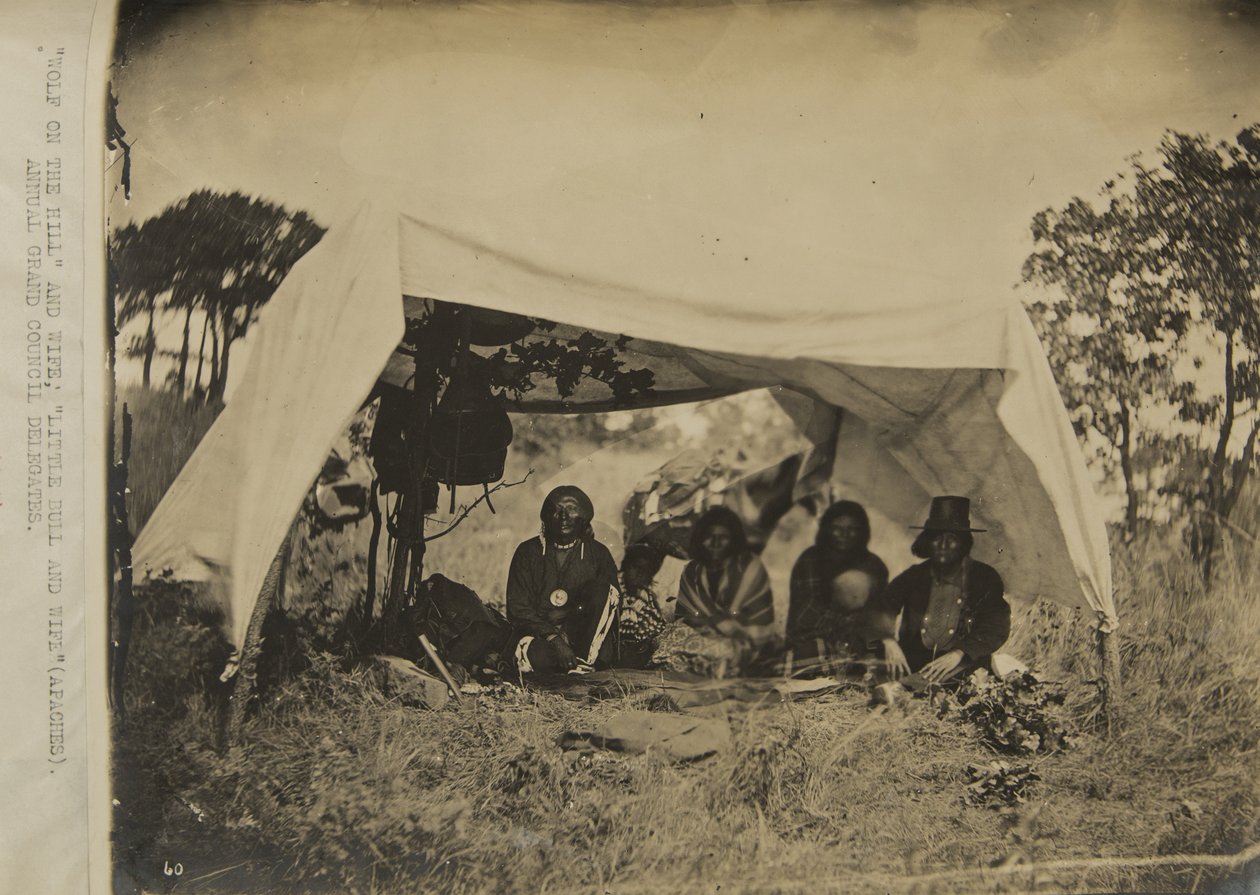 "Lobo da colina" e esposa; Pequeno Touro e esposa (Apaches) delegações anuais do grande conselho de George W. Ingalls