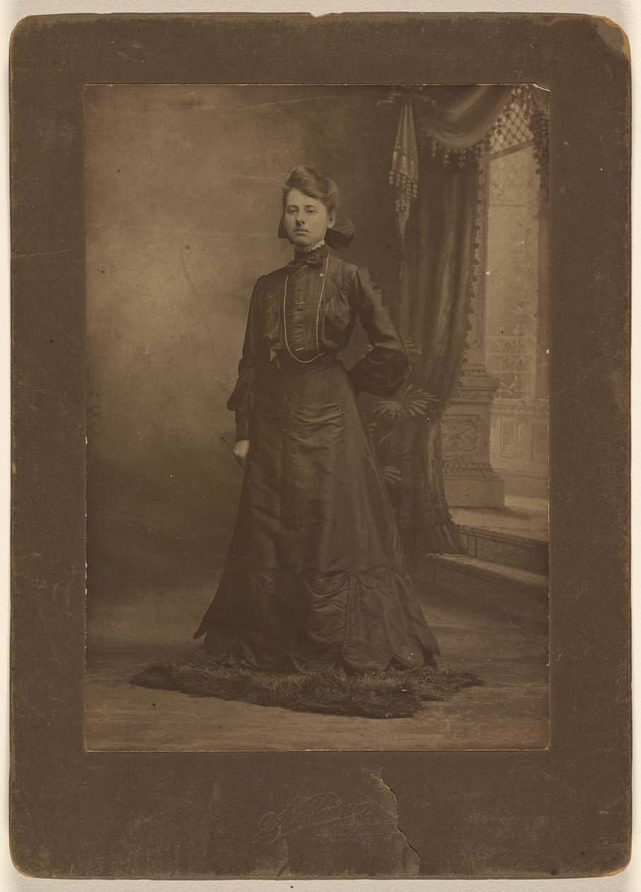 [Retrato de uma jovem mulher de vestido preto comprido, de pé] de George W. Killian