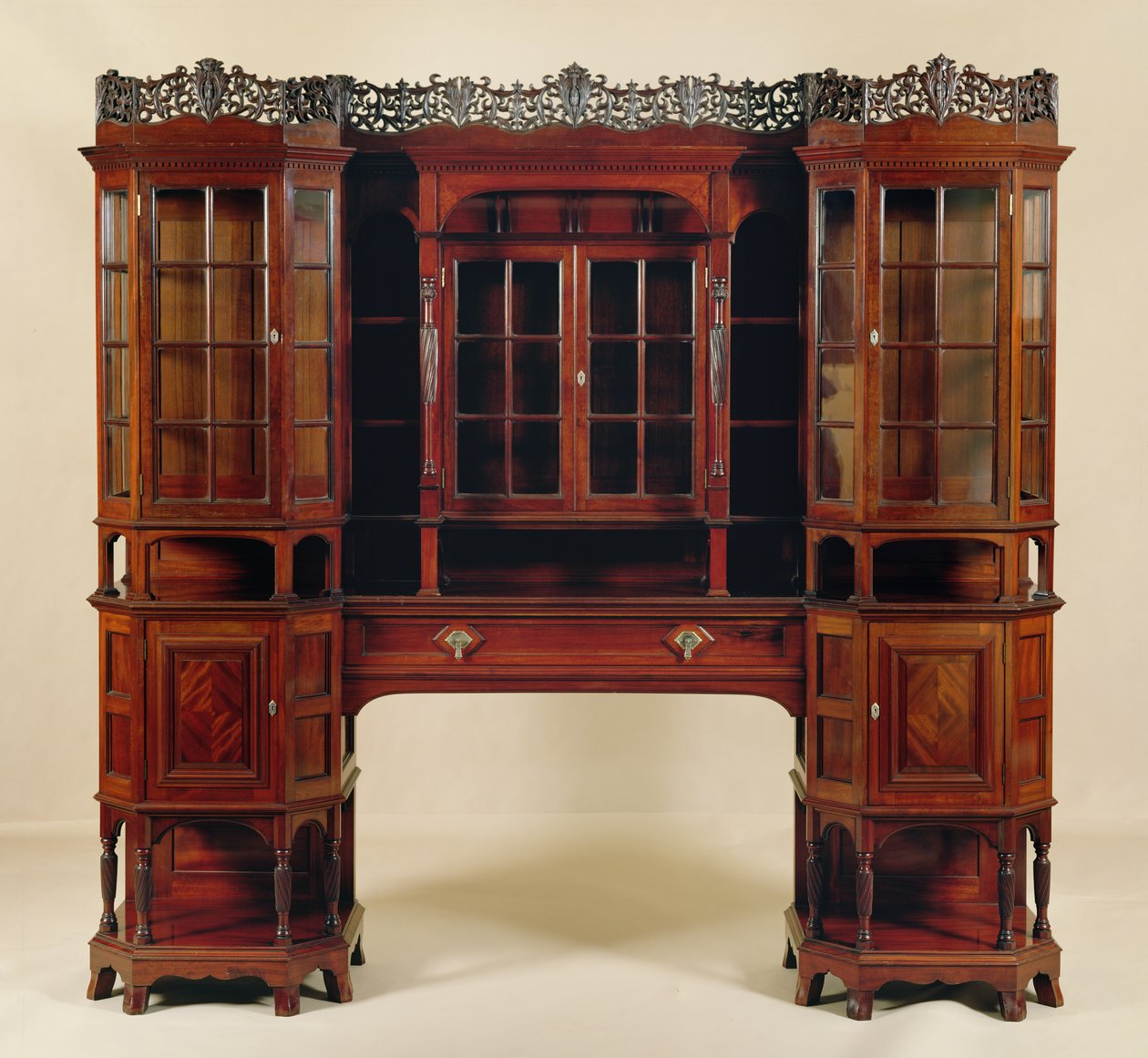 Armário de exposição, feito para Morris & Co., c.1880 (mogno esculpido) de George Washington Jack