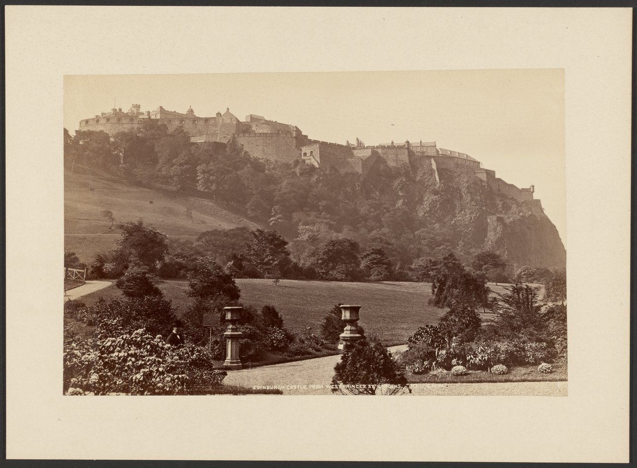 Castelo de Edimburgo visto dos Jardins da West Princes St. de George Washington Wilson