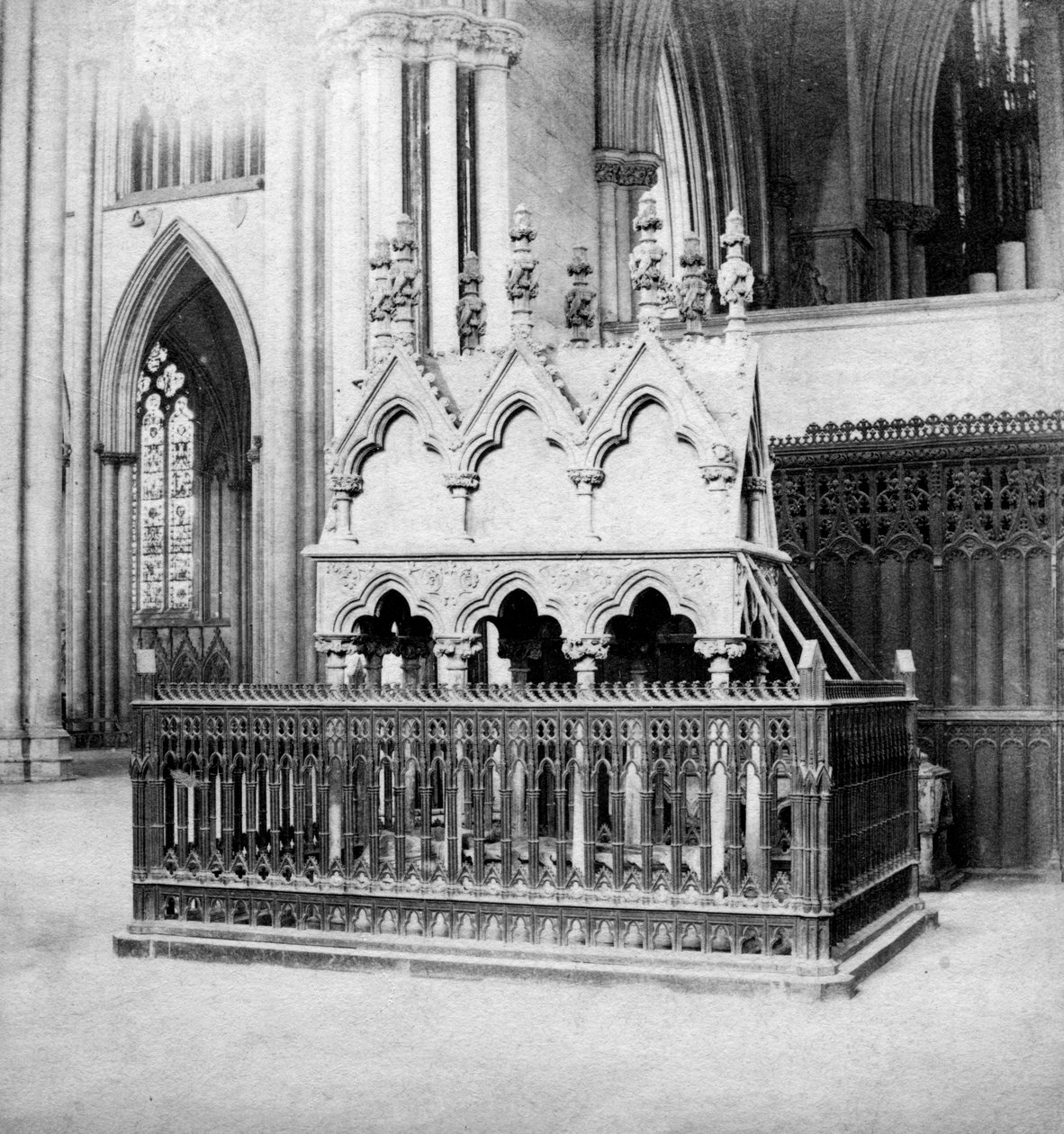 Monumento de Walter de Gray, igreja de York, York, North Yorkshire, início do século XX. de George Washington Wilson