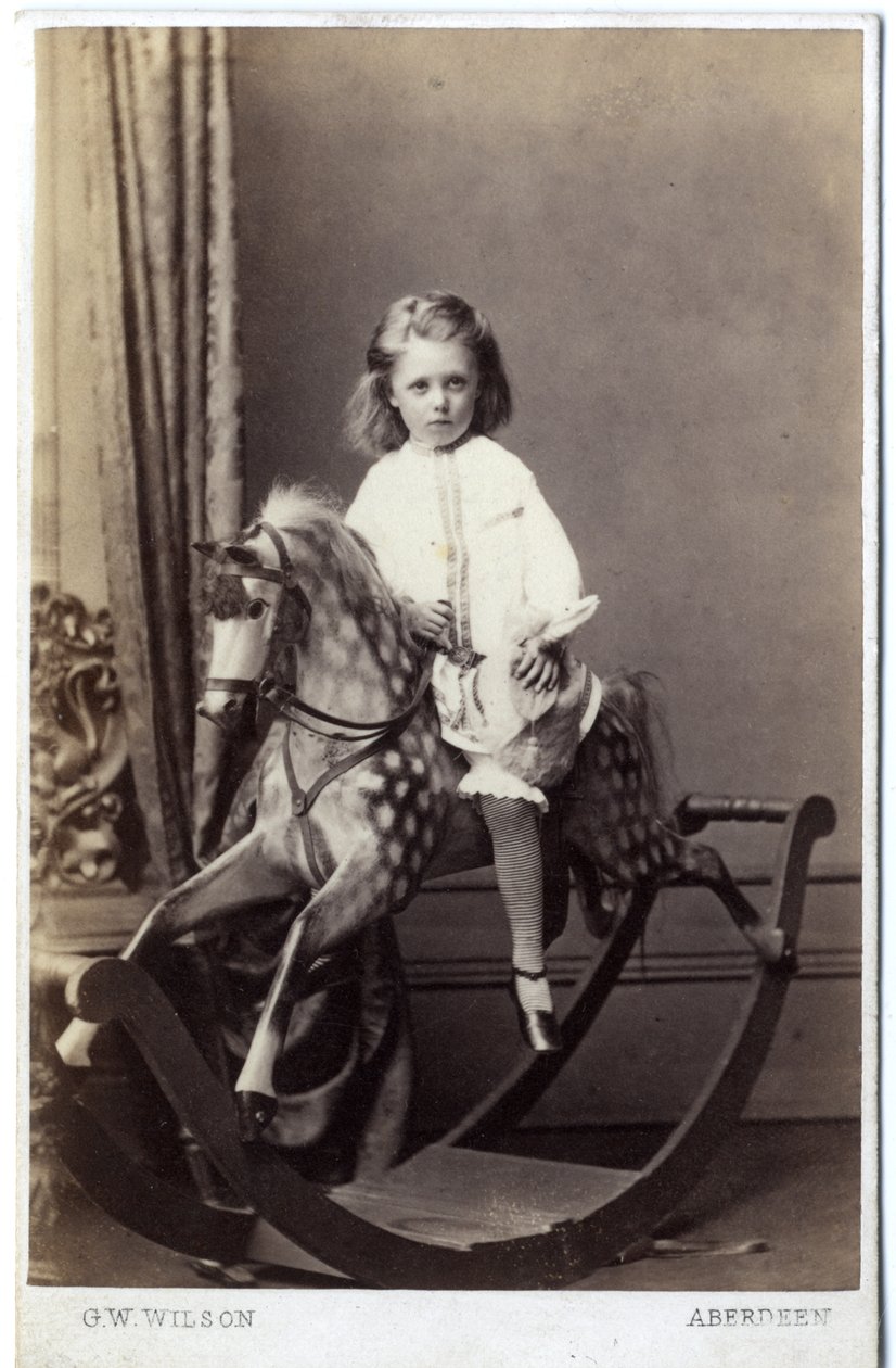 Menina jovem, sentando, ligado, um, cavalo balanço, 1860s, (albumen, impressão) de George Washington Wilson