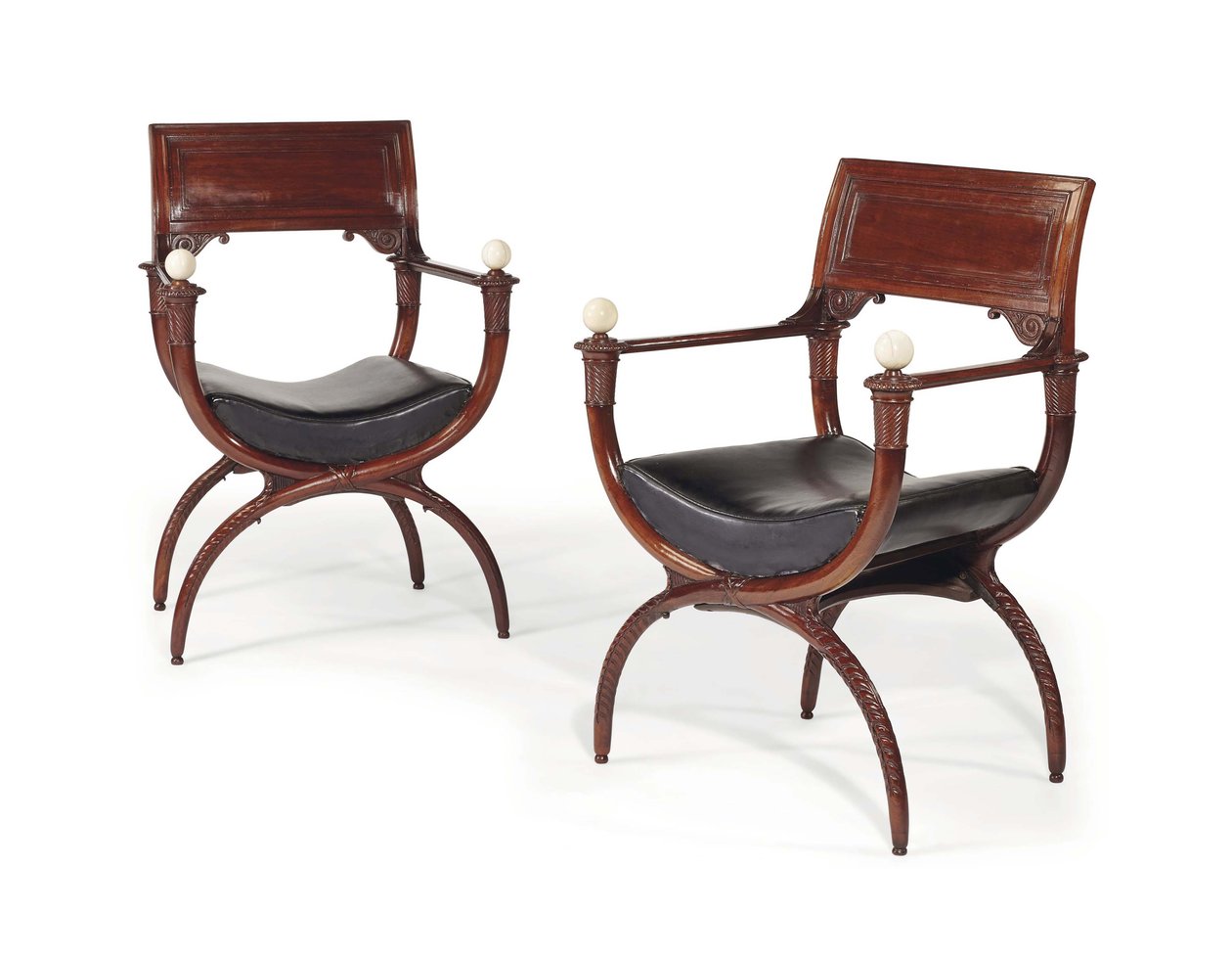 Par de poltronas curule do final da era Luís XVI, antes de 1792 (mogno com couro e marfim) de Georges (attr. to) Jacob