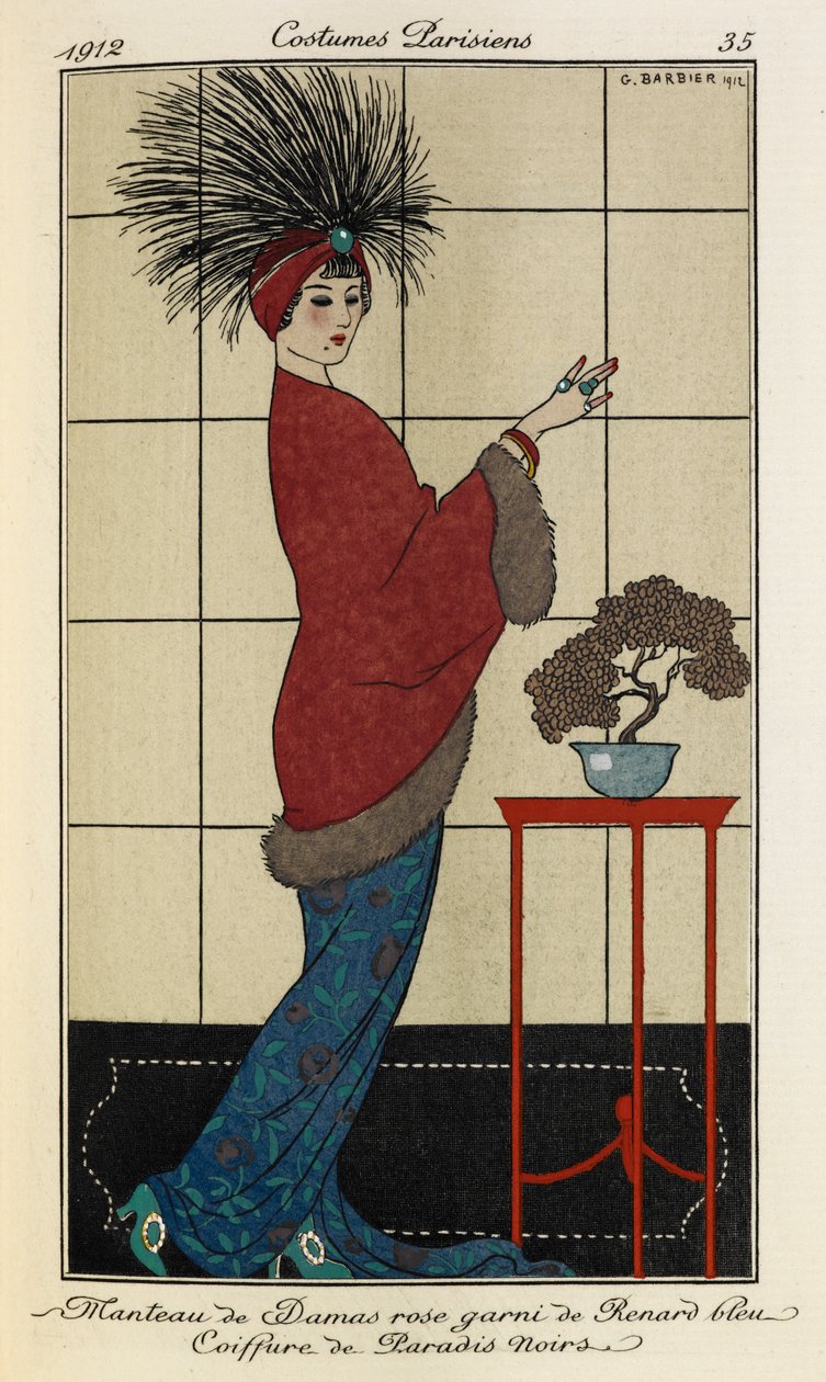 Manteau de Damas rose garni de Renard bleu Coiffure de Paradis noirs. Fantasias Parisiens no.35. A mulher veste um casaco rosa damasco forrado com pêlo sobre um vestido de padrão azul, e um toucado de plumas com uma pedra azul. de Georges Barbier