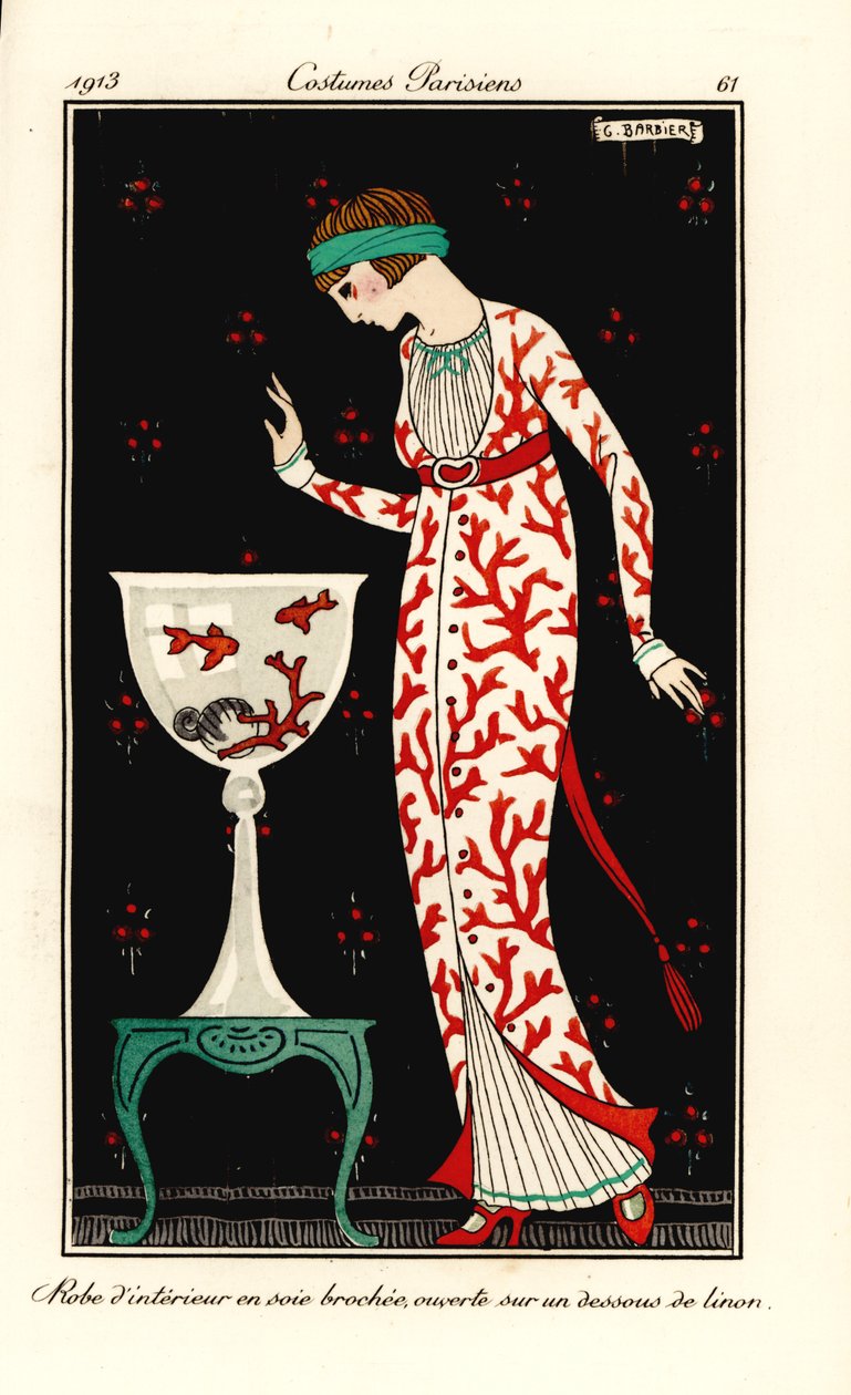 Mulher em um vestido de seda com estampa coral sobre uma anágua de linho. Aquário com coral e peixinho dourado. Robe d