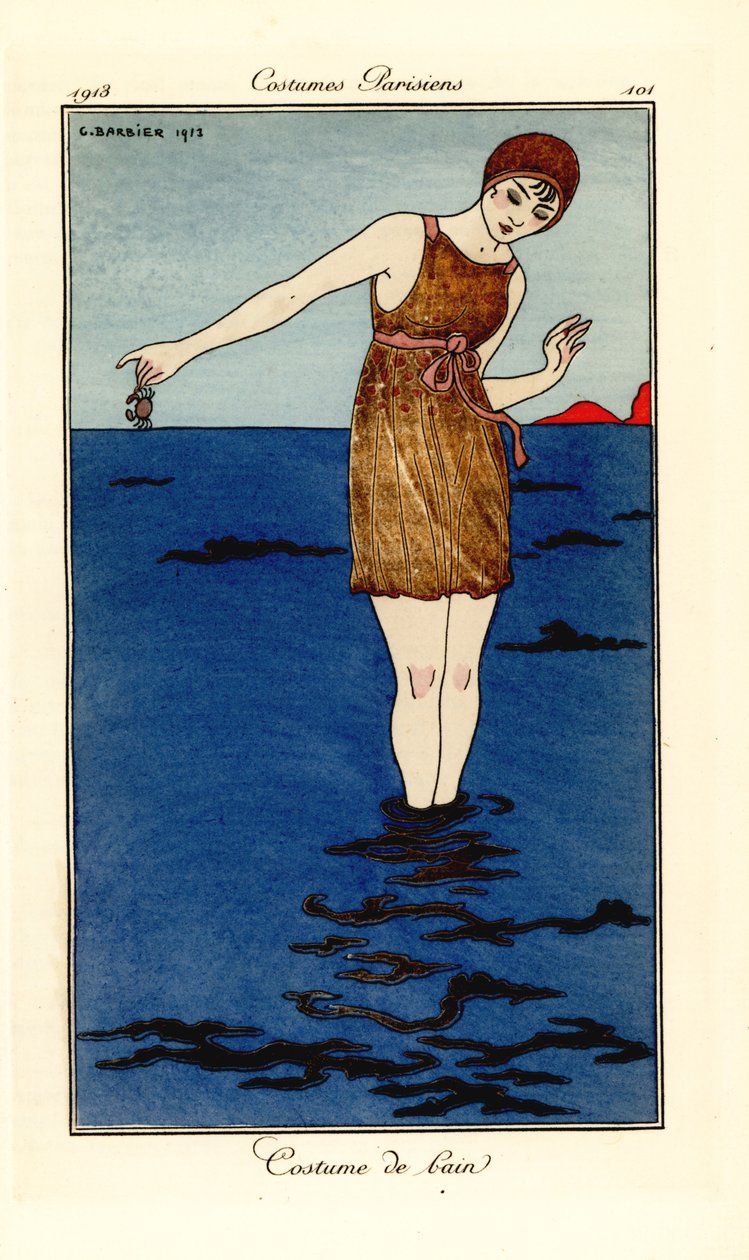 Mulher em traje de banho até os tornozelos no mar em uma praia segurando um caranguejo. Traje de banho. Pochoir colorido à mão (estêncil) após uma ilustração de George Barbier do Journal des Dames et des Modes de Tommaso Antongini, Aux Bureaux du Journal de Georges Barbier
