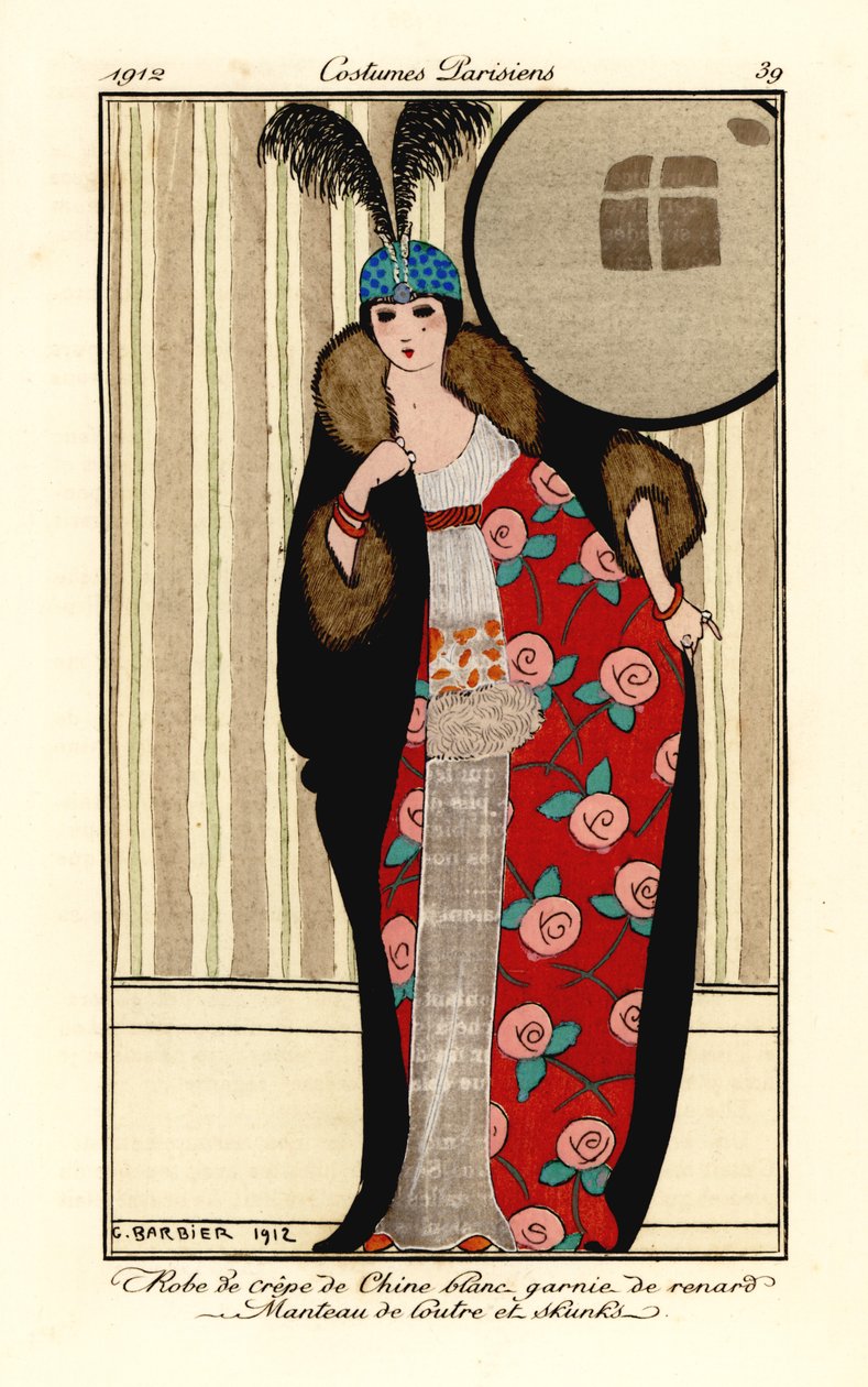 Mulher em vestido branco crepe de chine, capa de lontra e pele de gambá forrada com padrão floral, capa de crânio com plumas. Robe de crepe de chine blanc garnie de renard, manteau de loutre e skunks. Póneis de cor de mão (stencil) gravados após uma ilustr de Georges Barbier