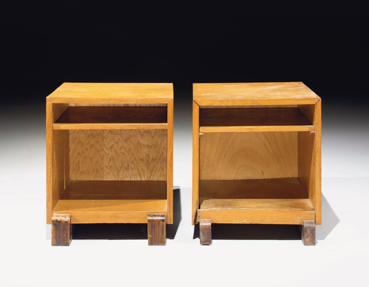 Mesa de cabeceira, c. 1930 de Georges Djo Bourgeois
