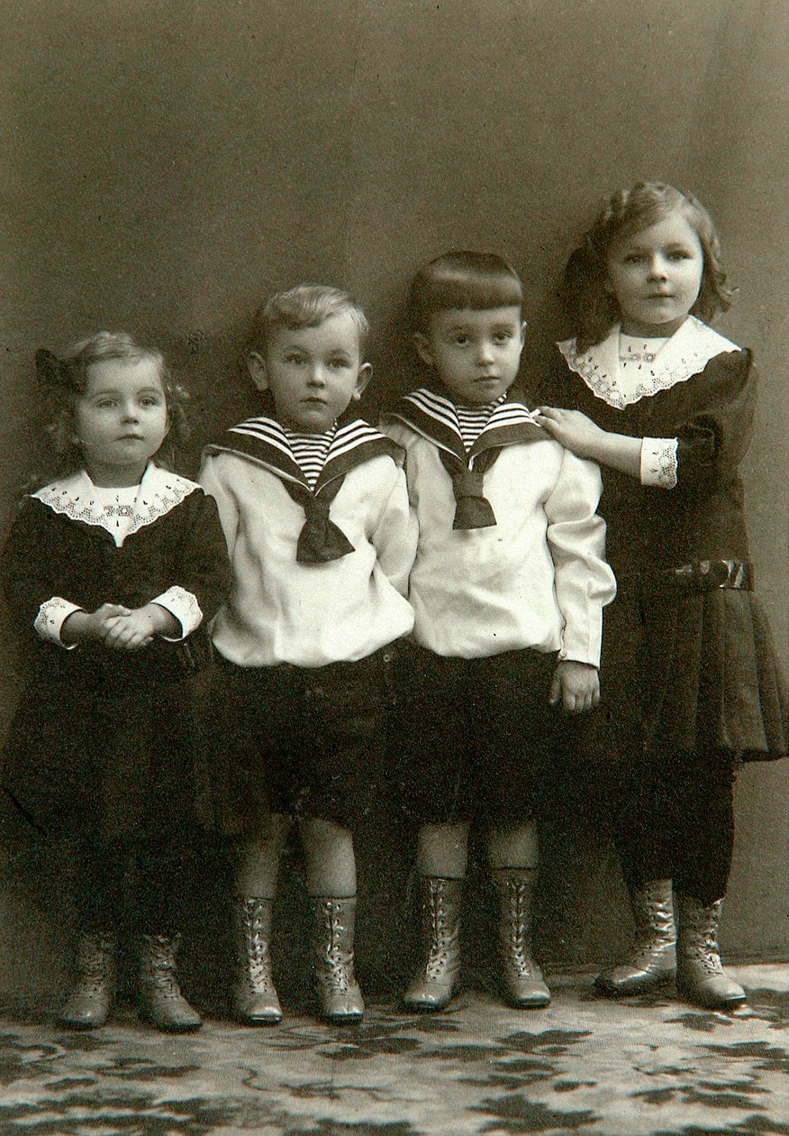 Retrato de quatro filhos, década de 10 de Georgi Vasilievich Trunov