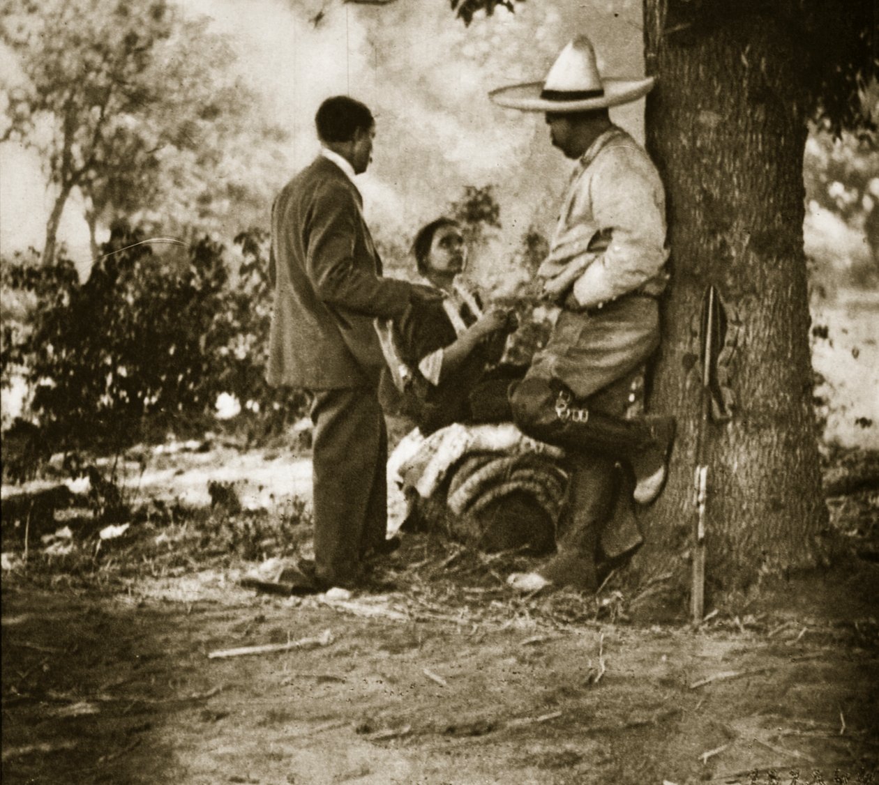 Pancho Villa em sua fazenda, 1920-23 (foto bw) de Gerald Brandon