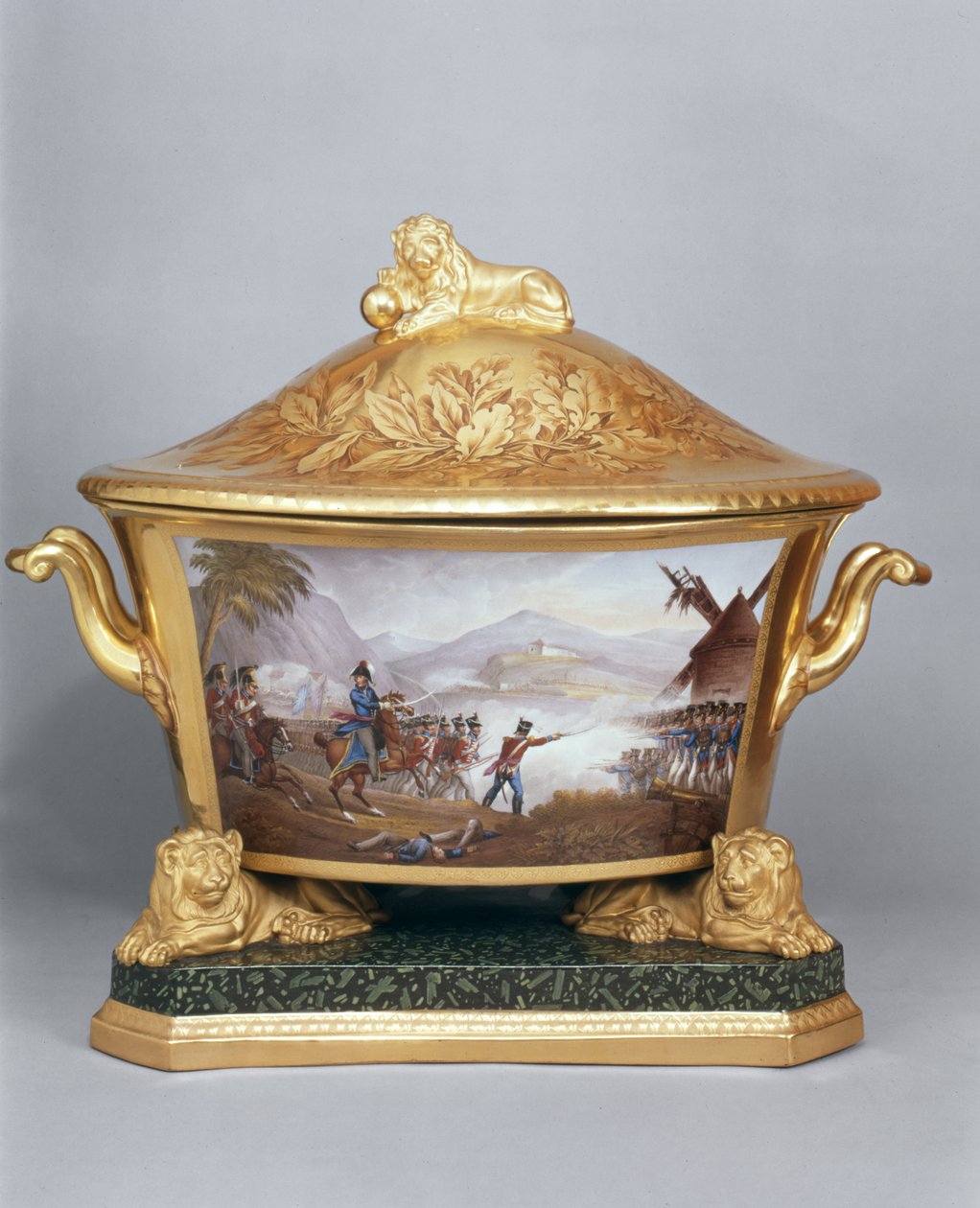 Terrina do Prussian Dinner Service, Berlim, 1816-19 (porcelana e dourada) (ver também 10534) de German School