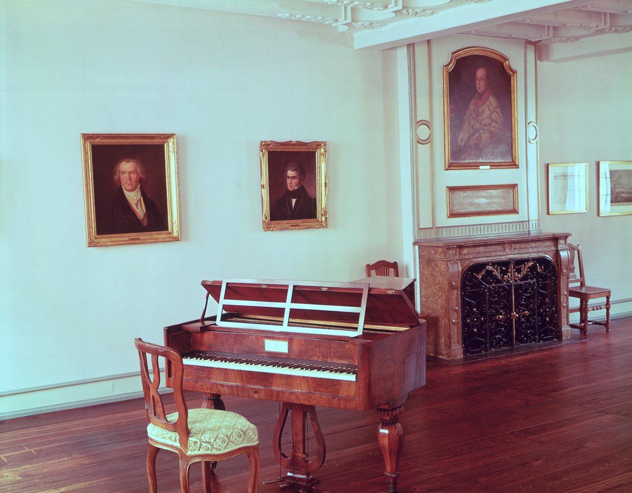 Vista de uma sala com um piano de cauda pertencente a Ludwig van Beethoven (1770-1827) de German School