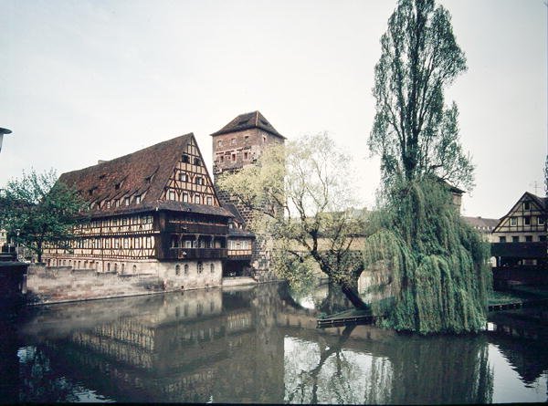 Vista do Weinstadel, construído em 1446-48 de German School