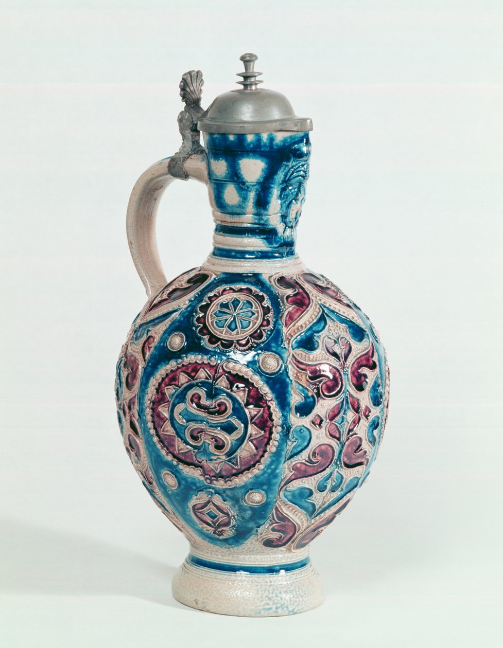 Jarro Westerwald, c.1640-60 (grés com decoração moldada) de German School