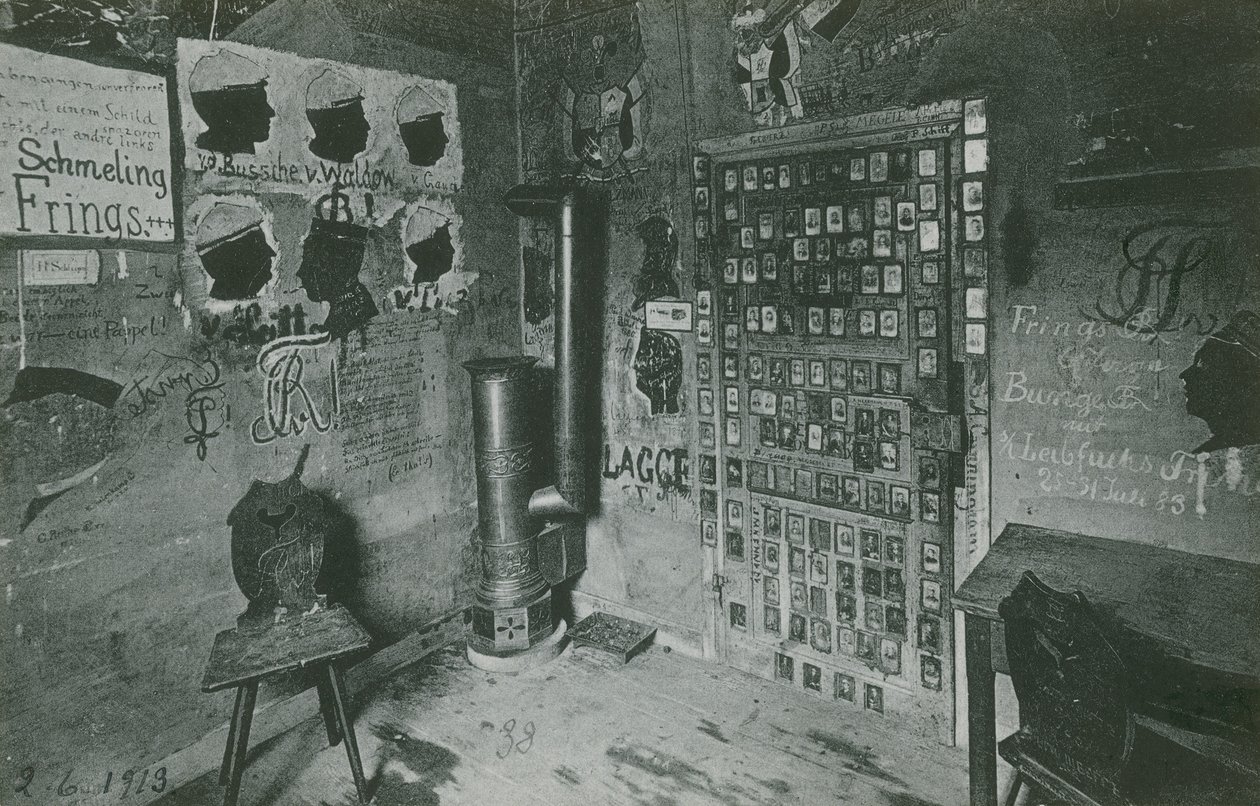 Uma sala com paredes cobertas de graffitis que fazem referência a figuras contemporâneas importantes como Bussche e Waldow. Cartão postal enviado em 1913. de German Photographer