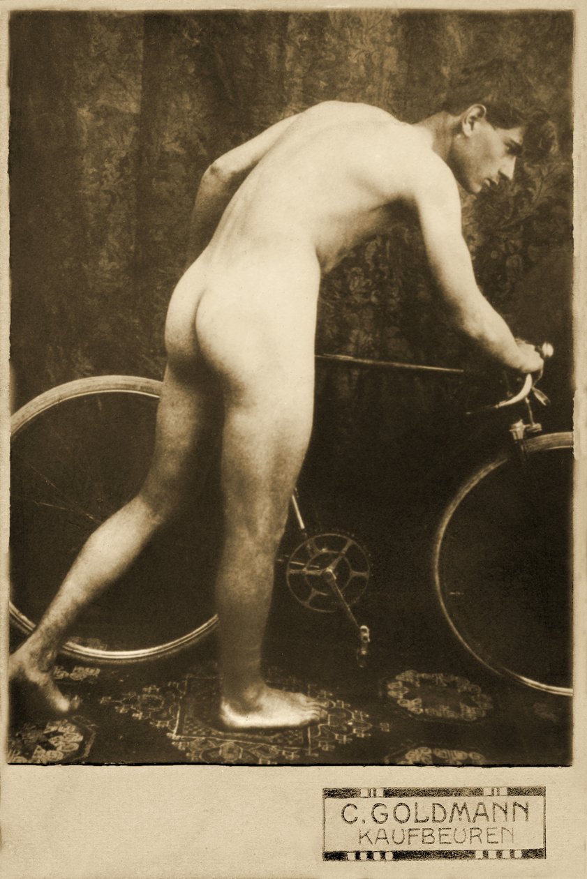 Cartão de Gabinete de um ciclista nu, c.1898 (Fotografia a sépia) de German Photographer