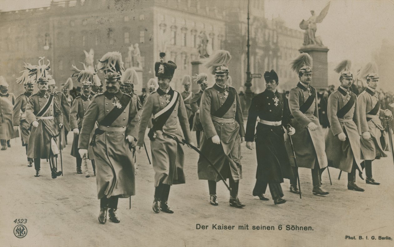 O Kaiser Wilhelm II da Alemanha com os seus seis filhos. Postal enviado em 1913. de German Photographer