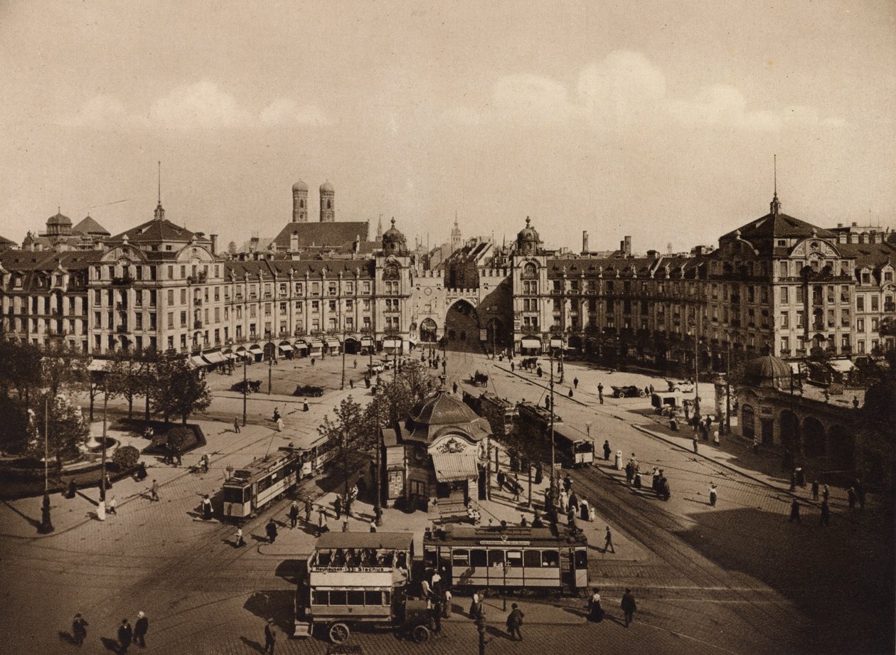 Munchen / Munique: Karlplatz-Rondell com Karlstor (fotografia a preto e branco) de German Photographer