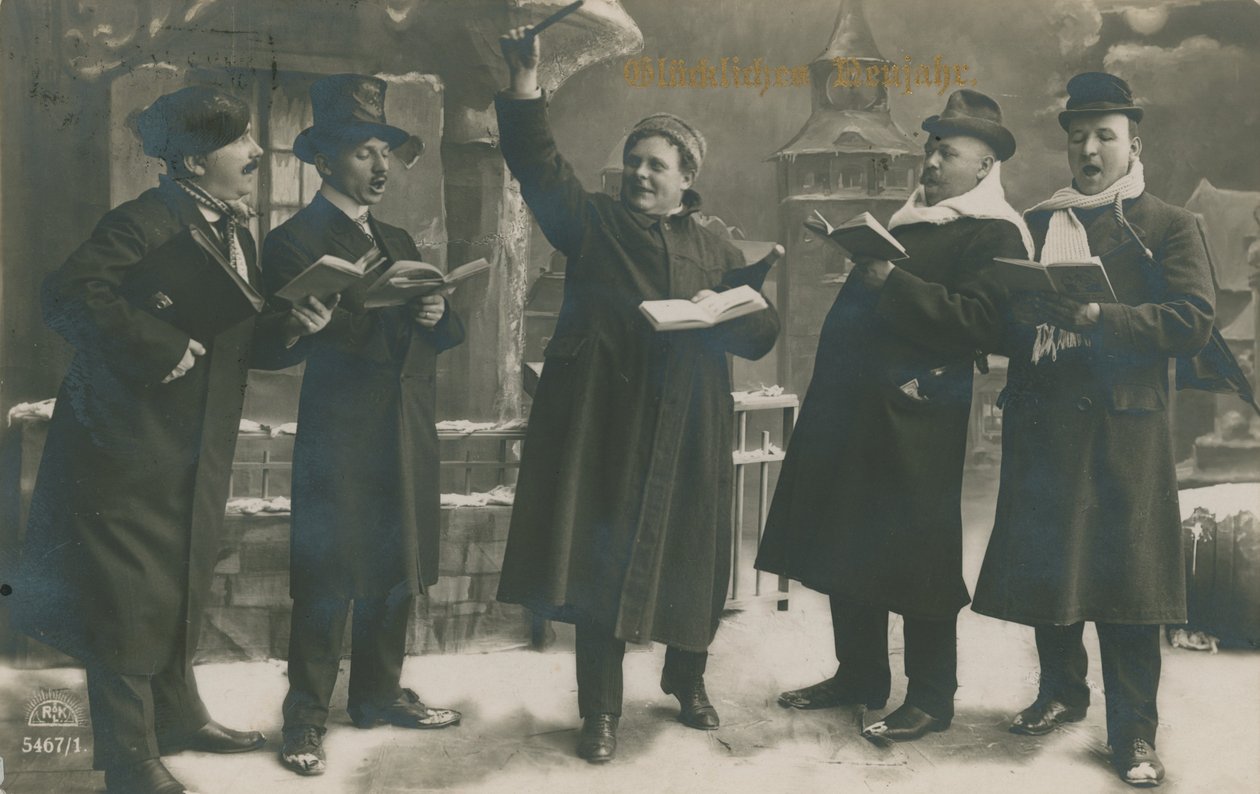 Postal de alemães a cantar no Ano Novo, enviado a 31 de dezembro de 1913 (fotografia a preto e branco) de German Photographer