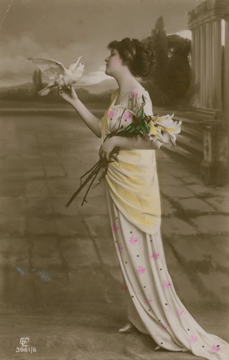 Postal de uma bela rapariga com lírios e uma pomba, enviado em 1913 (fotografia colorida à mão) de German Photographer