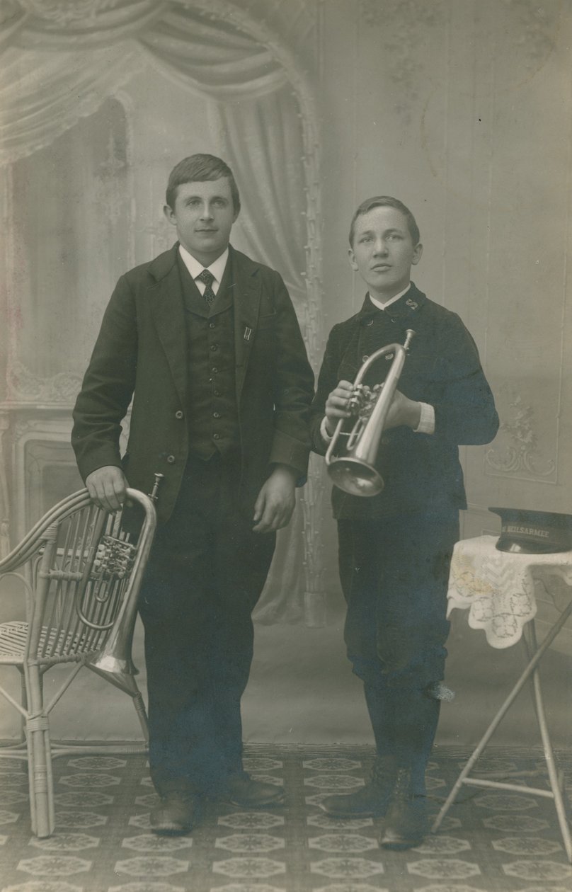 Postal de dois jovens com trompete, um deles com uniforme do Heilsarmee, enviado em 1913 (fotografia a preto e branco) de German Photographer