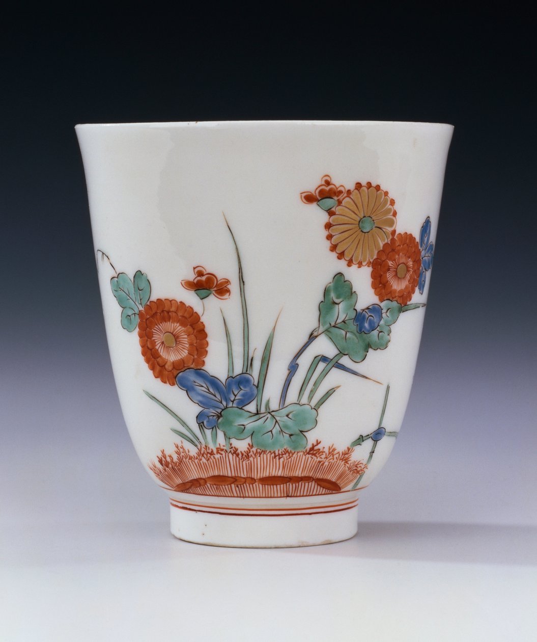 Um béquer Bottger Kakiemon queimado pintado com crisântemo e ervas, c.1725 de German School