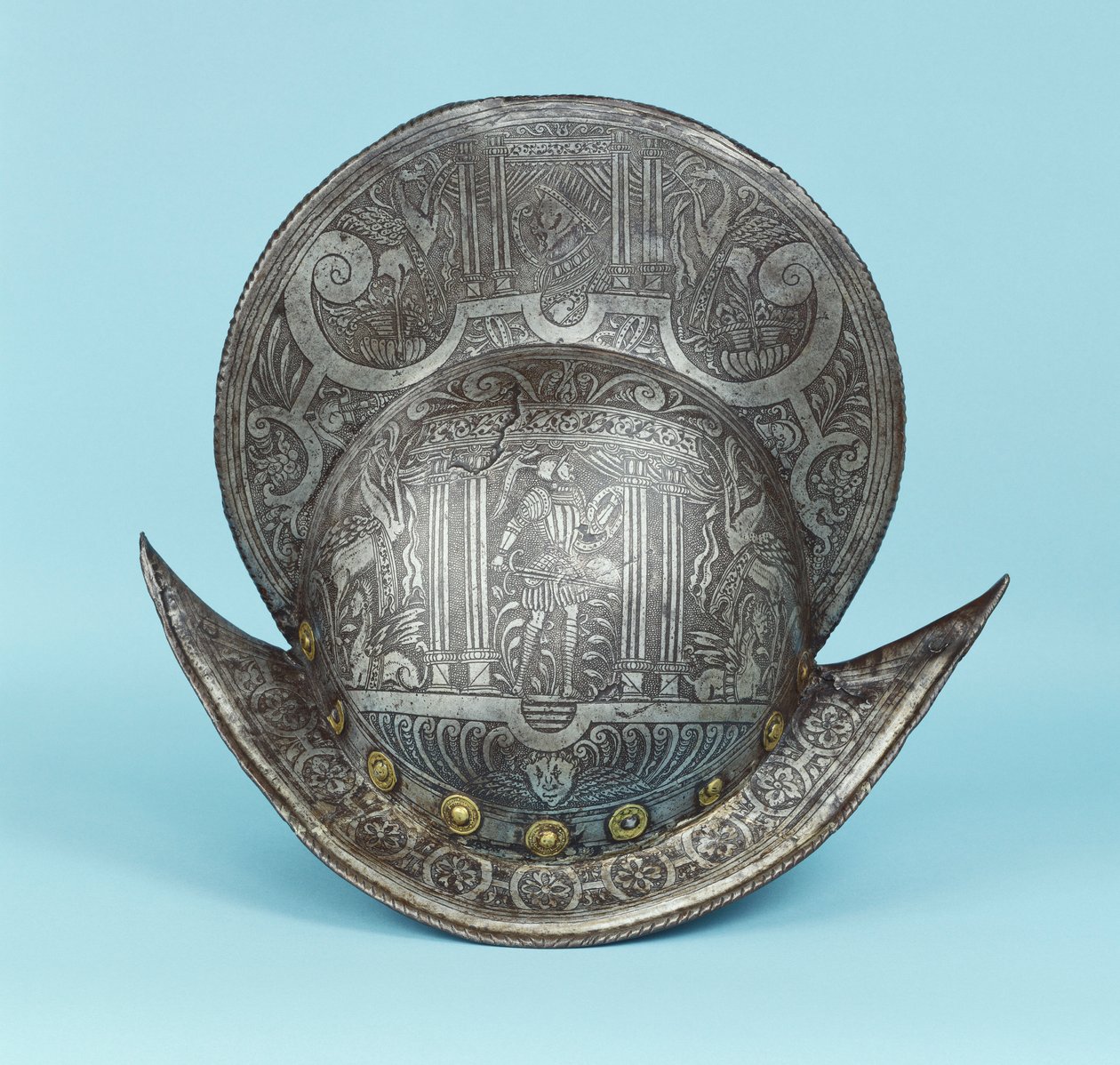 Um pente morion, gravado com cabeças de querubim, esfinges e cavalos alados, o centro com um guerreiro pseudo clássico em armadura contemporânea com espada e escudo de German School