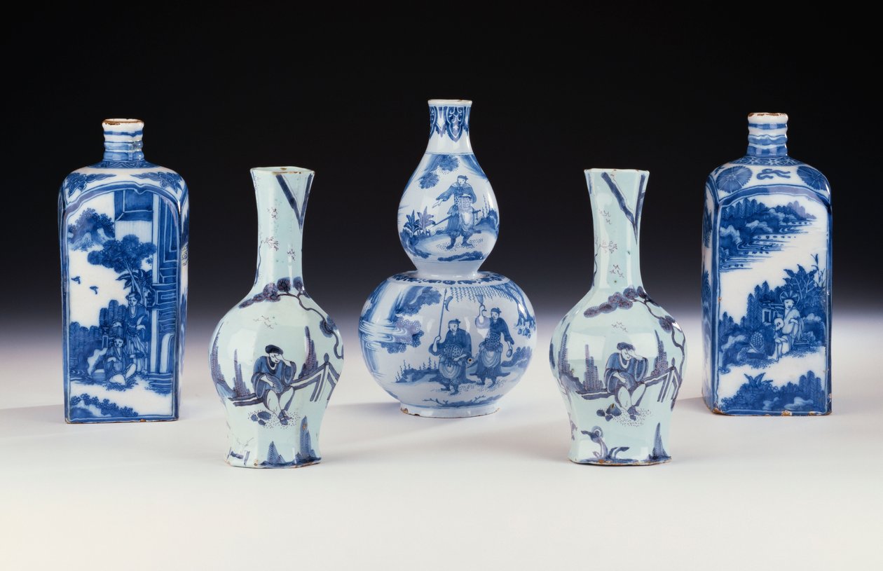 Uma seleção de cerâmica azul e branca de Frankfurt em estilo chinês, incluindo dois frascos de álcool azul e branco de Frankfurt, um par de vasos octogonais Yan Yan de Frankfurt e um vaso de cabaça dupla azul e branco de Frankfurt, c.1700-10 (cerâmica ) de German School