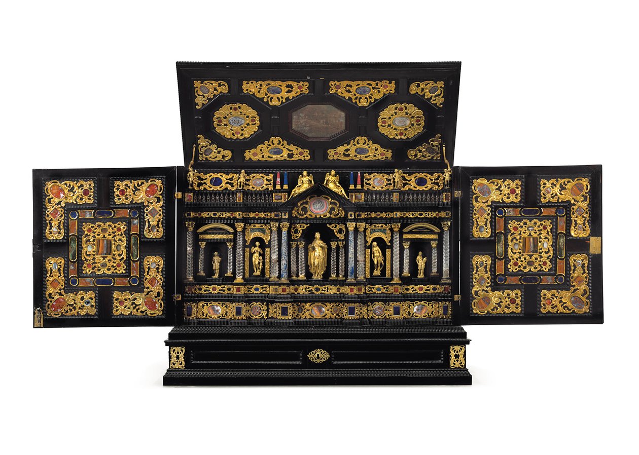 Um armário de mesa de Augsburg em metal dourado, cristal de rocha e em estante montado em pierre dure, c.1630-40 de German School