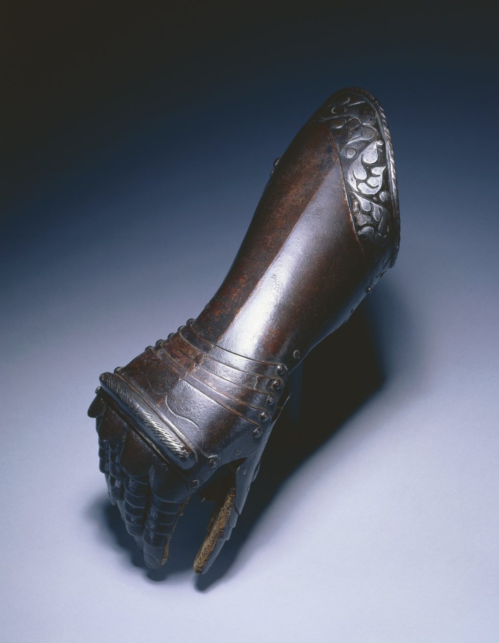 Luva de cotovelo em preto e branco para a mão direita, c.1570 de German School