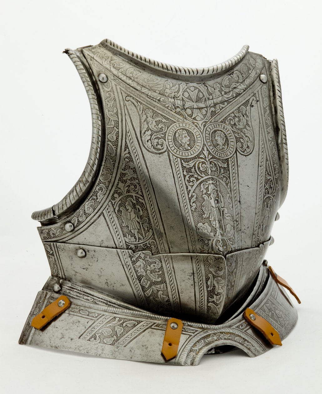 Peitoral com decoração moderna, c.1550 (aço gravado, vestígios de douramento e couro moderno) de German School