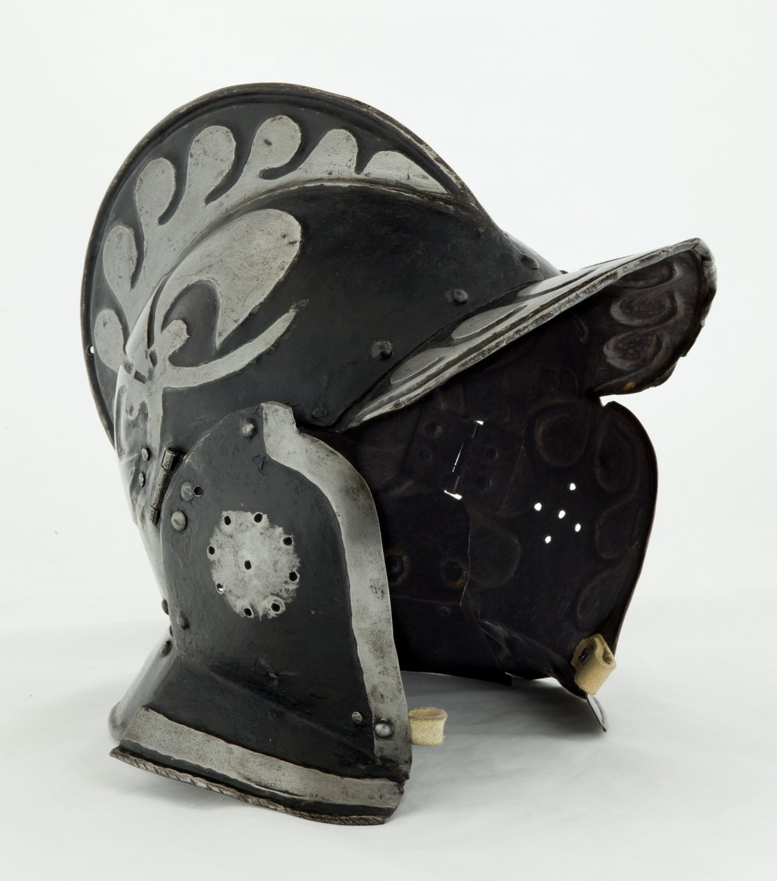 Burgonet, início do século 17 (aço e ferro com tinta preta e vestígios de couro) de German School