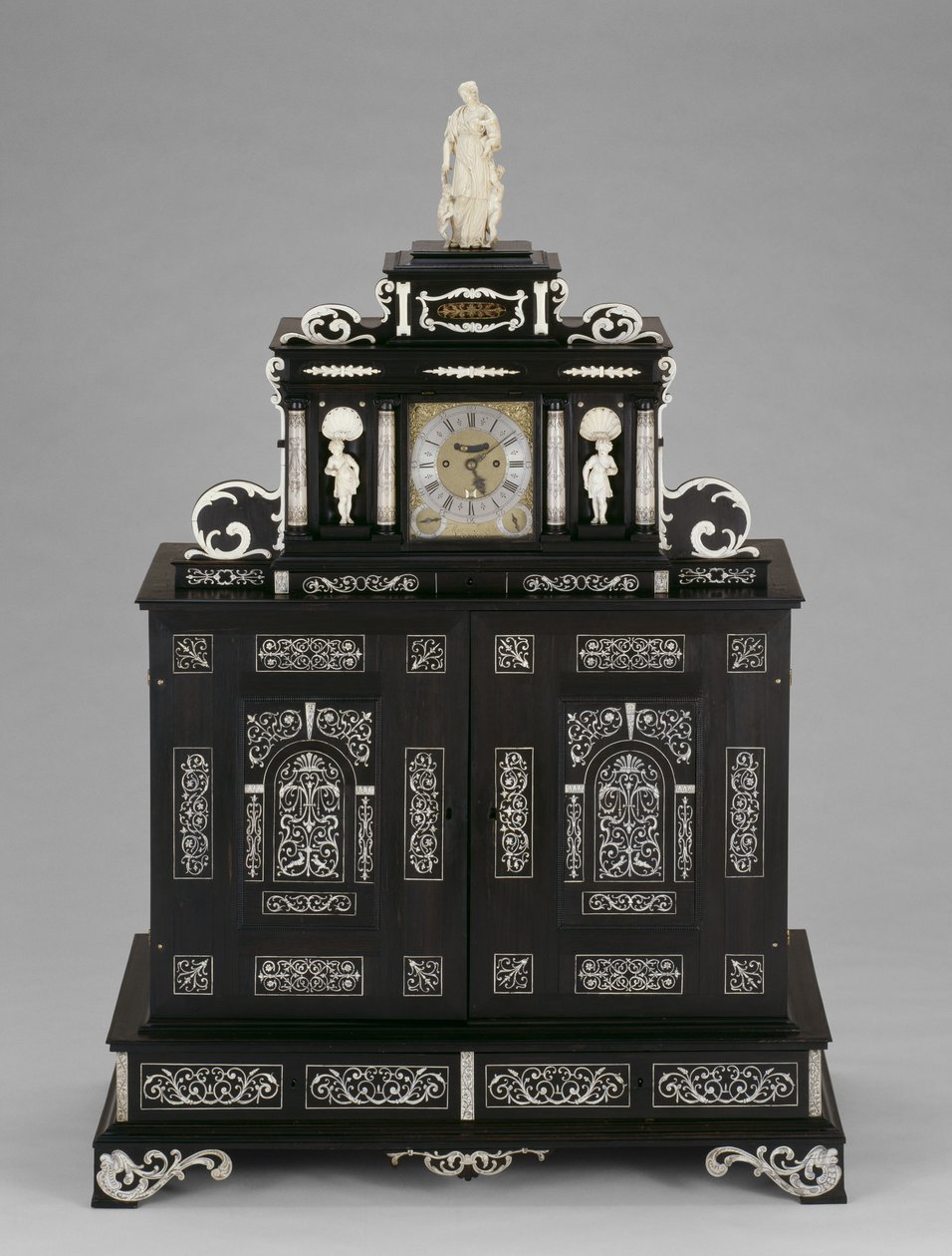 Gabinete, c.1660 (ébano, marfim, várias madeiras, latão e utensílios de ferro) de German School