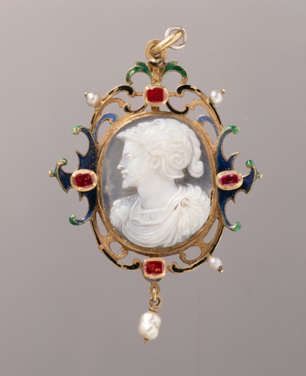 Cameo pingente representando o busto de um general de barba de German School